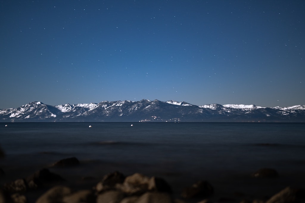 A view of the beautiful Tahoe Lake and the mountain chain right behind it.
