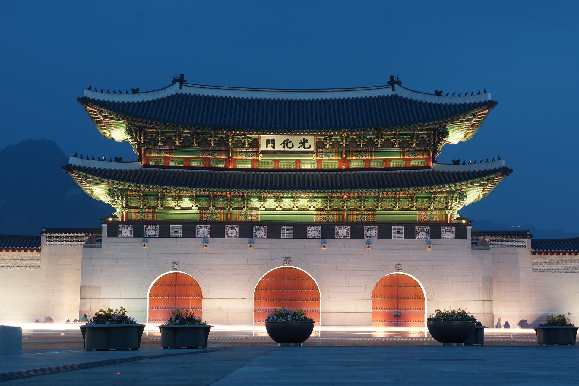 Seoul palace at night.