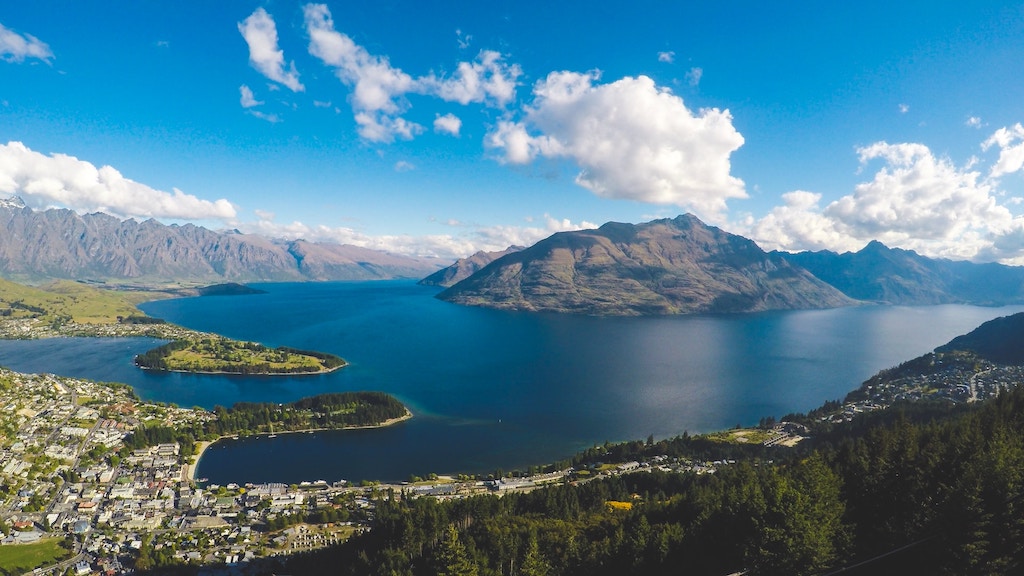 Queenstown, NZ, offers many amazing things to do in New Zealand for adventure lovers