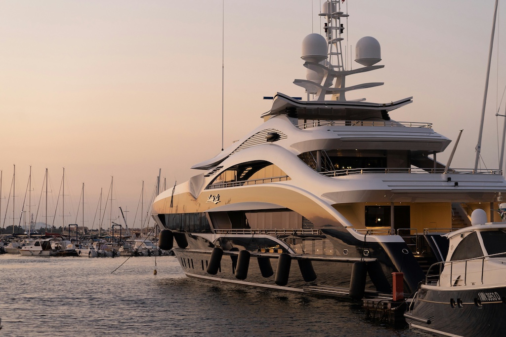 luxury yacht chater